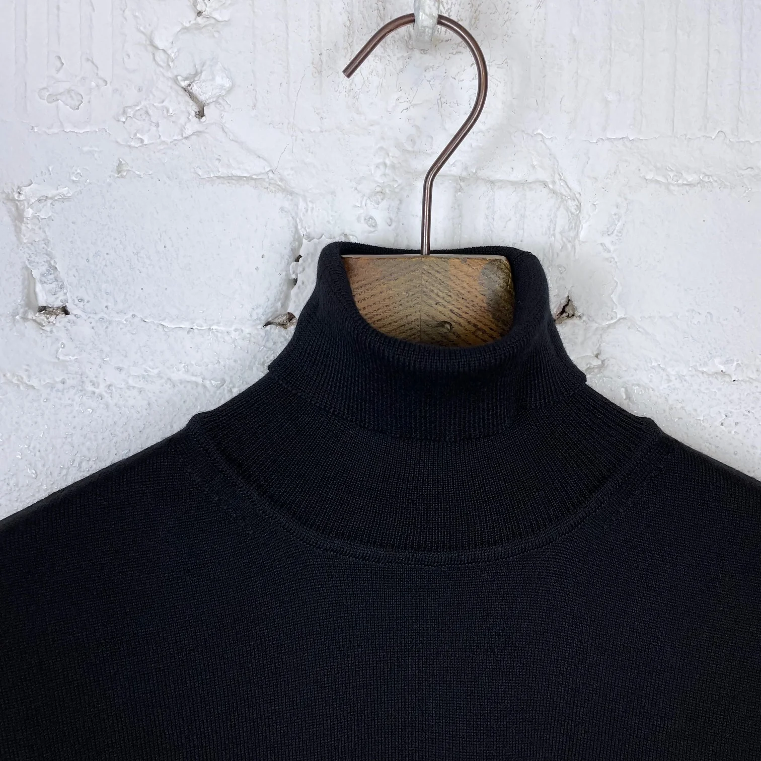 mooncastle | mc8 wool turtle neck knit black - Image 4